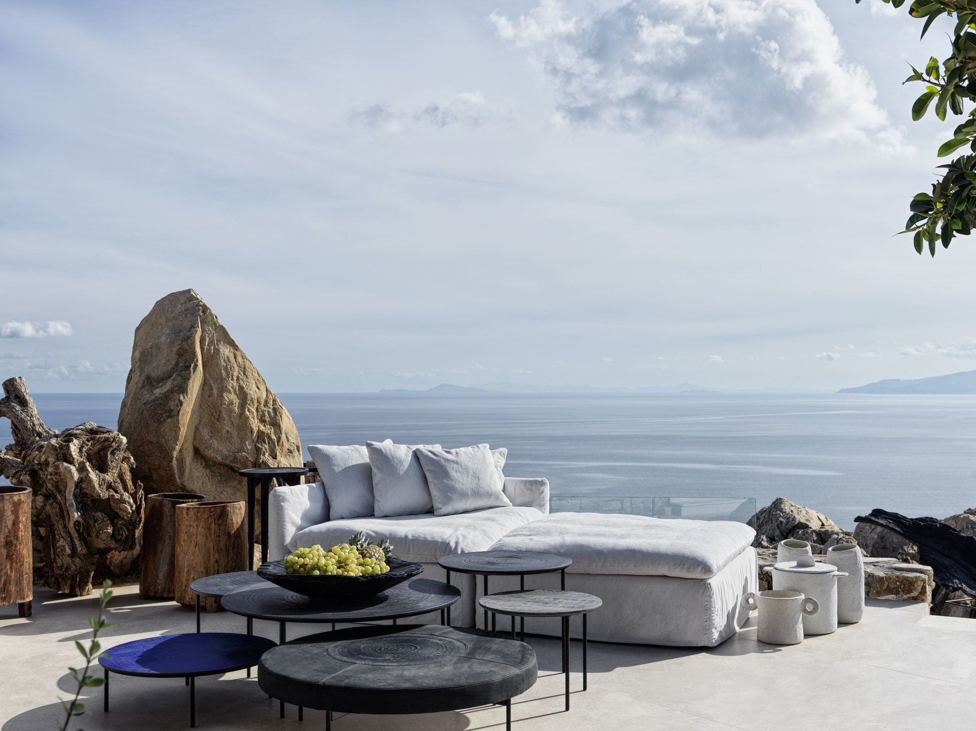Terrasse der Two Bedroom Villa mit Pool mit Aussicht aufs Meer
